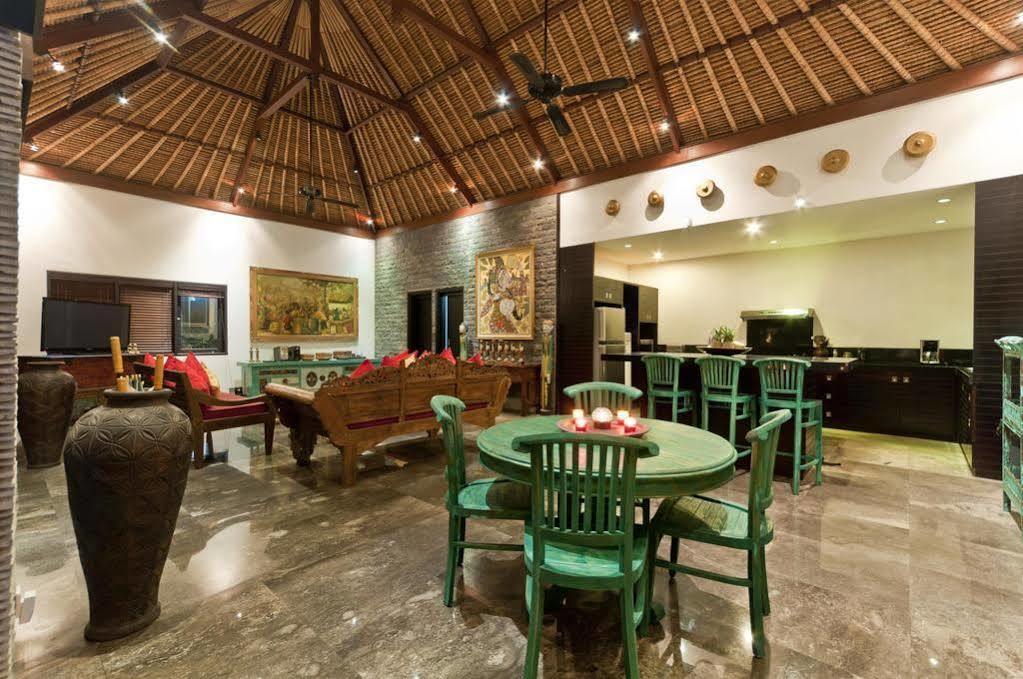 Villa Mahkota Seminyak Exteriör bild